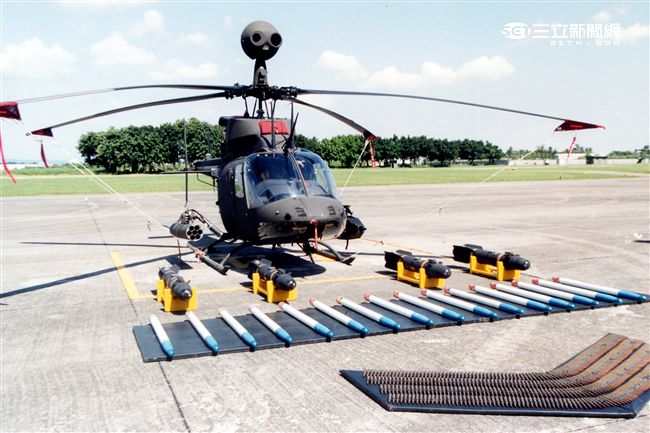 陸軍航特部OH-58D戰搜直升機搭配阿帕契直升機的「獵殺組合」，AHIP負責鎖定目標，阿帕契則從訊號得到目標發射飛彈，摧毀目標。。（記者邱榮吉/攝影）