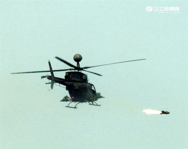 陸軍航特部OH-58D戰搜直升機搭配阿帕契直升機的「獵殺組合」，AHIP負責鎖定目標，阿帕契則從訊號得到目標發射飛彈，摧毀目標。。（記者邱榮吉/攝影）