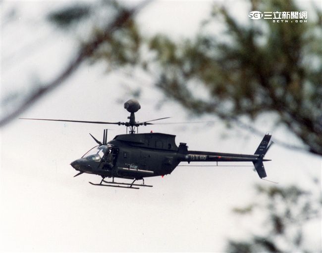 陸軍航特部OH-58D偵查直升機搭配阿帕契直升機的「獵殺組合」，AHIP負責鎖定目標，阿帕契則從訊號得到目標發射飛彈，摧毀目標。。（記者邱榮吉/攝影）