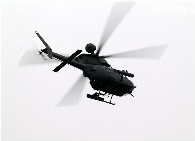 陸軍航特部OH-58D戰搜直升機搭配阿帕契直升機的「獵殺組合」，AHIP負責鎖定目標，阿帕契則從訊號得到目標發射飛彈，摧毀目標。。（記者邱榮吉/攝影）