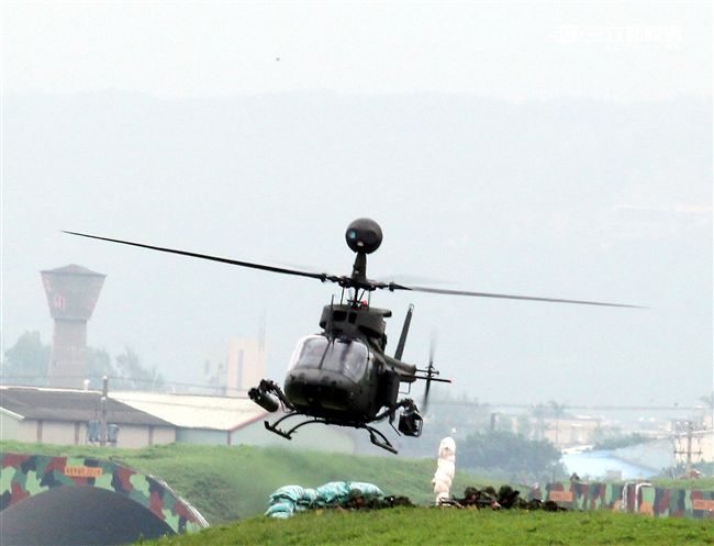 陸軍航特部OH-58D戰搜直升機搭配阿帕契直升機的「獵殺組合」，AHIP負責鎖定目標，阿帕契則從訊號得到目標發射飛彈，摧毀目標。。（記者邱榮吉/攝影）