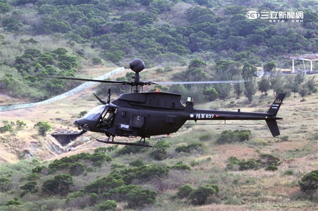 陸軍航特部OH-58D戰搜直升機搭配阿帕契直升機的「獵殺組合」，AHIP負責鎖定目標，阿帕契則從訊號得到目標發射飛彈，摧毀目標。。（記者邱榮吉/攝影）