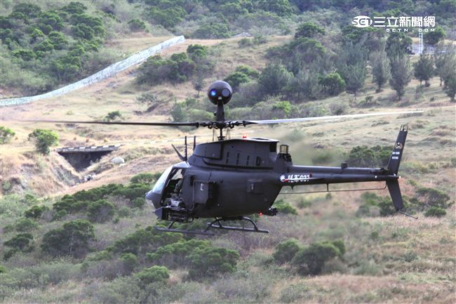 陸軍航特部OH-58D戰搜直升機搭配阿帕契直升機的「獵殺組合」，AHIP負責鎖定目標，阿帕契則從訊號得到目標發射飛彈，摧毀目標。。（記者邱榮吉/攝影）