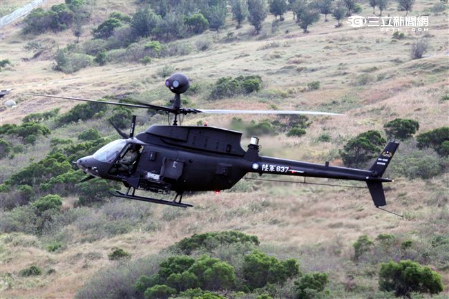 陸軍航特部OH-58D戰搜直升機搭配阿帕契直升機的「獵殺組合」，AHIP負責鎖定目標，阿帕契則從訊號得到目標發射飛彈，摧毀目標。。（記者邱榮吉/攝影）