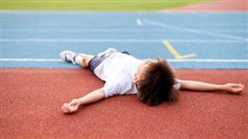 同學,男生,太累,倒地　圖／shutterstock／達志影像