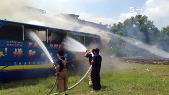 老翁燒草不慎　6百萬遊覽車付之一炬