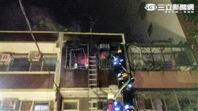 新北市三重區五華街公寓大火，警消救出一家4口（翻攝畫面）