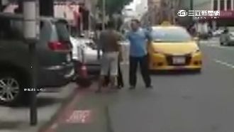 勸架不成爆口角　小黃司機險挨揍