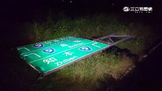 強風吹落指示牌　騎士煞車不及慘摔