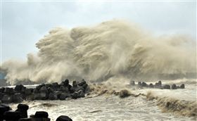 莫蘭蒂颱風暴風圈14日上午籠罩台東，在富岡港掀起滔
天巨浪，紅燈塔不見了_中央社
