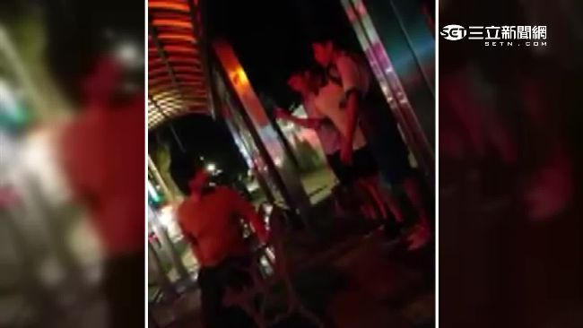 嫌他太臭沒洗澡　國中屁孩拿水球丟人