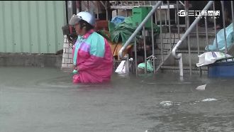 家門前變游泳池　一腳踩空半身全不見