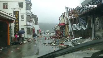 狂風襲捲蘭嶼　千公斤的轎車整排吹翻