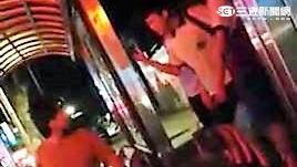 李男遭3名國中屁孩丟水球並當街辱罵（翻攝畫面）