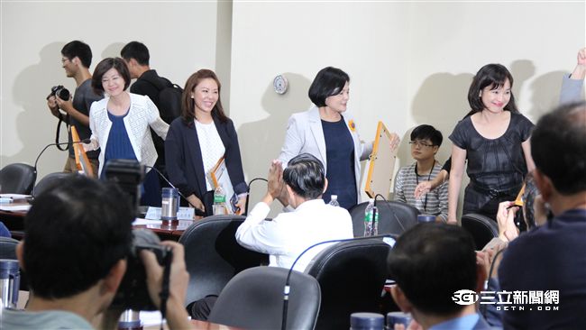 立院黨團幹部授證　胡：今天來選美嗎