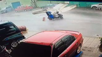 高雄強風吹落鐵皮　機車騎士險遭爆頭