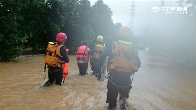 鹿野溪2人疑遭暴雨沖走　警消搜救中