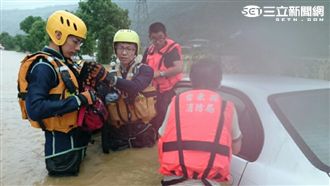台東鹿野水淹後視鏡高  兩人困車內