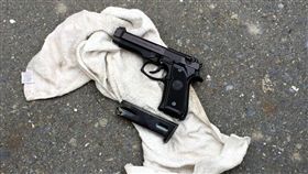 老闆辦烤肉疑把玩槍枝誤擊員工
雲林縣許姓男子10日邀員工烤肉，不料，疑把玩槍枝時走火，誤擊曾姓員工，幸無生命危險，許男卻聲稱是員工外出遭槍擊，後自知難以掩飾，13日到案說明，坦承犯行。圖為作案槍枝。（警方提供）
中央社記者黃國芳傳真　105年9月14日