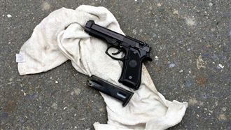 員警保養槍枝卻誤觸板機　左手掌受傷