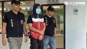 王男持石塊丟擲不當黨產委員會的玻璃大門遭警方函送法辦（翻攝畫面）