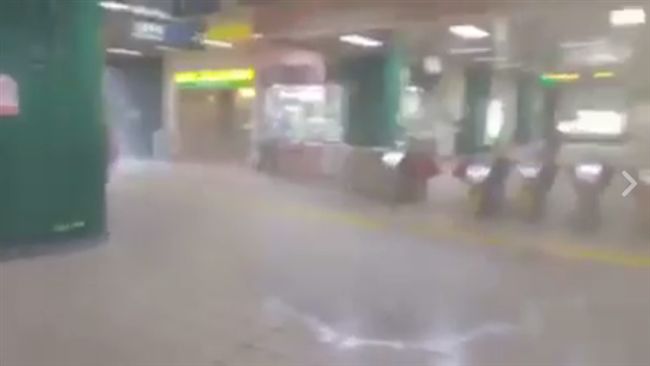暴雨灌進新店捷運站　路過1秒濕身