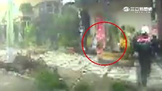 3警即刻救援　遭強風捲起墜地受傷