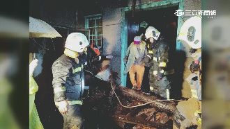 鳳山民宅突崩塌　警消救出八旬兄弟