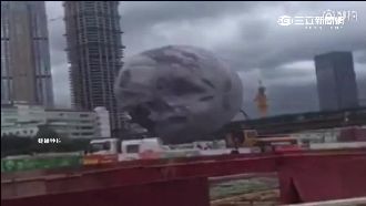 影／月亮也不敵強風　竟在街頭趴趴走