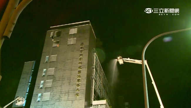 內湖運動中心深夜起火　風勢強難搶救
