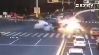 越野車突爆炸　網友：有note7？