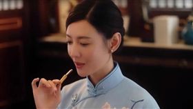 江疏影,大閘蟹（圖／翻攝自WUWUXIU YouTube）
https://www.youtube.com/watch?v=W_2tv_o47fU&sns=em