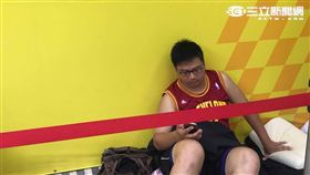 蘋果威力強壓莫蘭蒂　果粉冒雨睡店門排iPhone 7