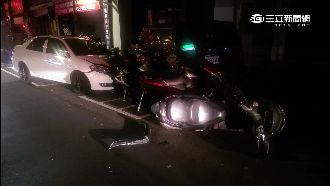 開車開到睡著　轎車逆向撞10汽機車