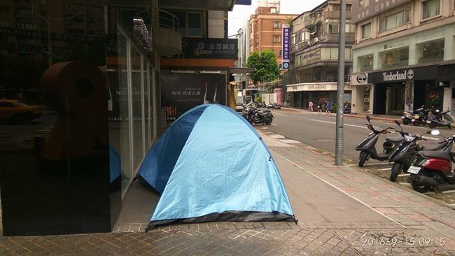 疑果粉排隊買i7　網友：搶頭7喔？