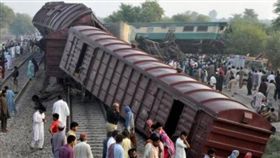 巴基斯坦瓦米高速列車相撞（圖／翻攝自Express Tribune）