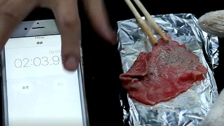 烤肉不用木炭　他用「手機」烤給你看