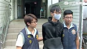 潘男帶鄭女返回住家取款時遭偽裝成烤肉民眾的警員逮捕（翻攝畫面）