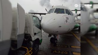 莫蘭蒂颳強風　立榮班機偏移撞電源車