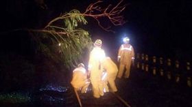 南迴線枋山、枋野、中央一帶，受颱風侵襲影響，供電線路受損中斷搶修中。（圖／fun臺鐵臉書）
