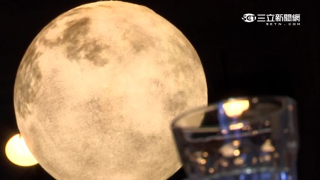 無畏風雨！燒烤店把「月亮搬入店內」