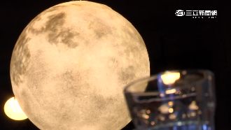 無畏風雨！燒烤店把「月亮搬入店內」