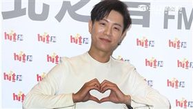 韋禮安新歌硬戳隨著木魚的敲打彷彿佛歌。（記者邱榮吉/攝影)