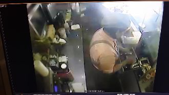 拿5百付錢被說1百　速食店遭控暗槓