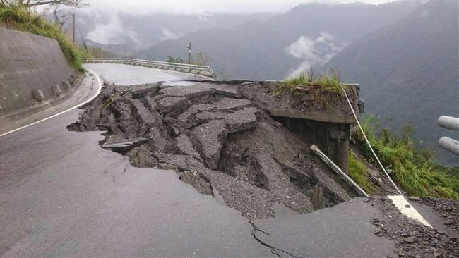 南橫公路坍方　入夜前搶通至利稻