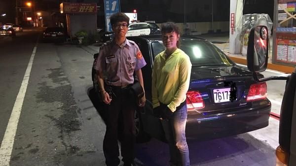 颱風天半路爆胎　暖警幫修助她上路
