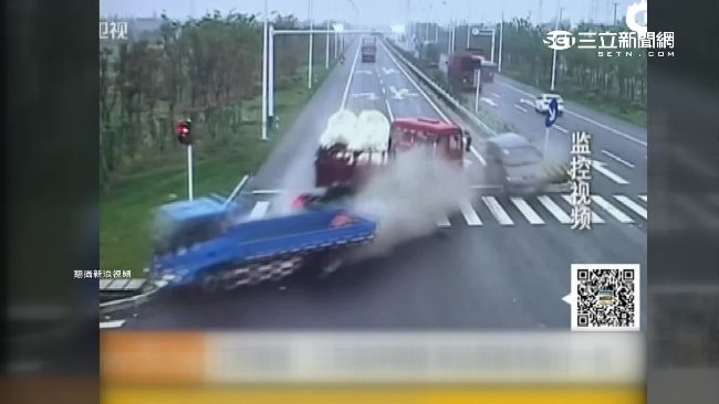 「幸運姐」闖紅燈挨撞　一秒跳車逃生