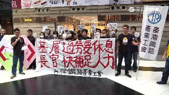 怒嗆血汗工時　台鐵工會夜宿北車抗爭