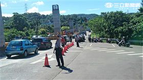 江姓祖孫倆遭闖紅燈的轎車攔腰撞上，導致孫子亡、江翁命危（翻攝畫面）