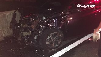 駕駛疑恍神撞護欄　害一家三口追撞